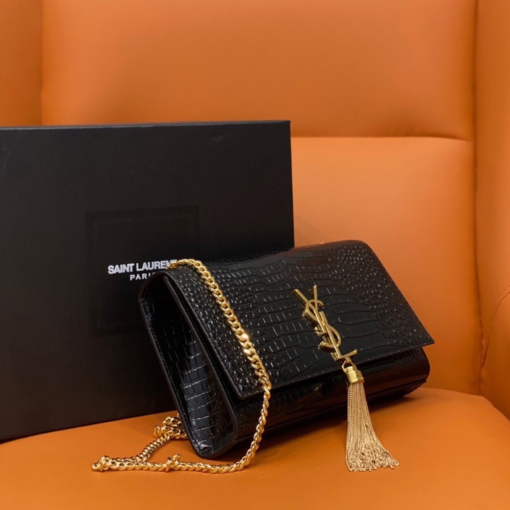 Yves Saint Laurent
Black shoulder bag